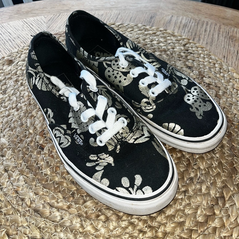 Vans 50th Anniversary Unisex Black and Gold Sneaker Men size 4.0
 Women size 5.5